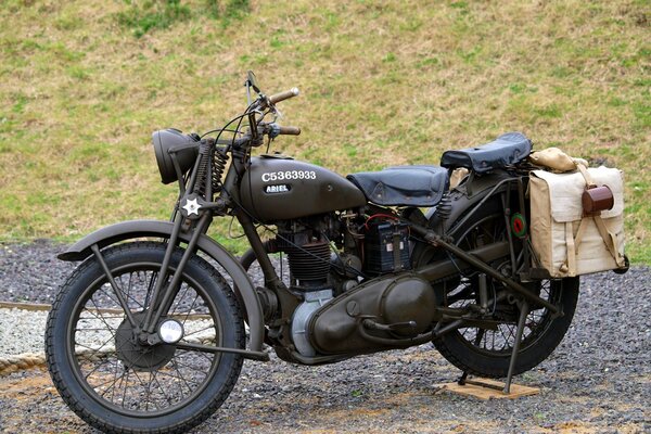 Moto britannique noir sur la route dans le domaine