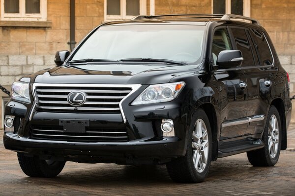 Lexus negro sin número en la ciudad