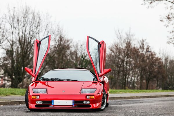 Czerwone Lamborghini Diablo. Drzwi otwierane do góry