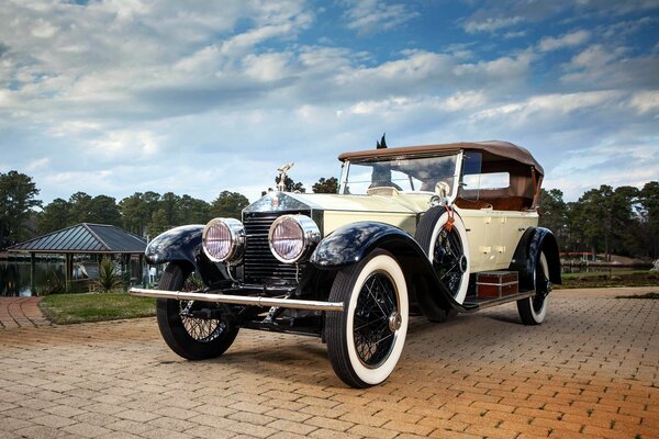 Vecchia Rolls Royce contro il cielo blu