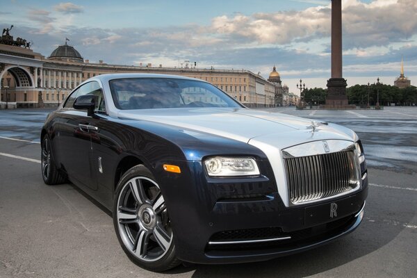 Place de la ville de Saint-Pétersbourg rols Royce fantôme