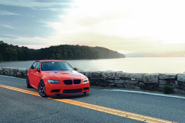 Roter BMW auf Sonnenuntergang Hintergrund