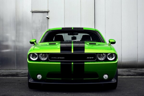 Voiture verte dodge challenger