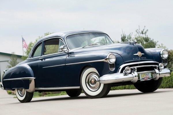 Niebieski Oldsmobile futuramic Coupe 1950