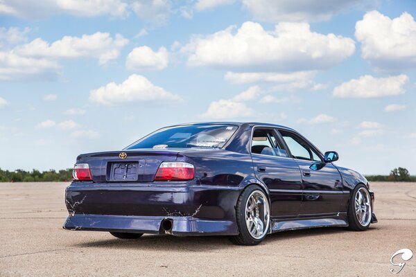 Tuning Toyota contra el cielo y las nubes