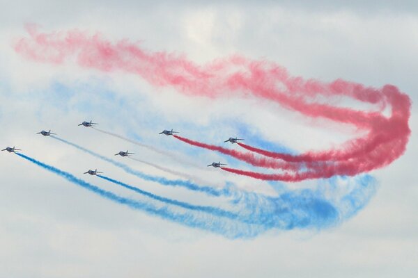 Défilé de couleurs des avions dans le ciel