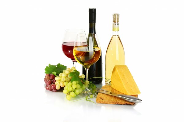 Vin blanc et rouge en bouteilles et verres