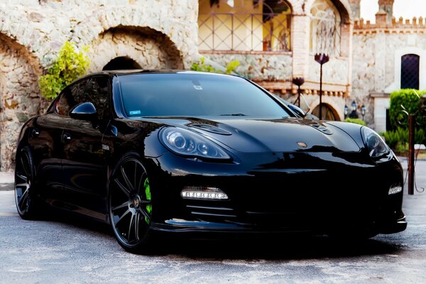 Porsche Panamera noir sur fond de ville antique