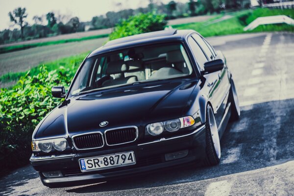 Voiture BMW noire sur la route