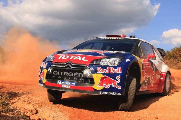 Voiture sur le rallye de jour et de sable