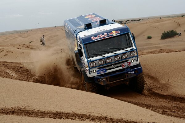 Kamaz eve durch die Wüste fliegt Staub von der Geschwindigkeit der Maschine