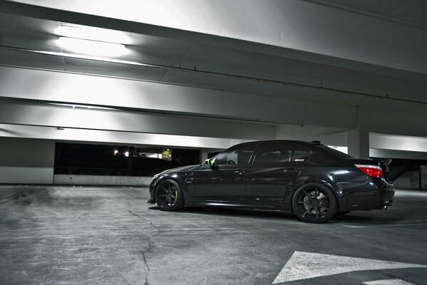 BMW noir dans le parking de nuit