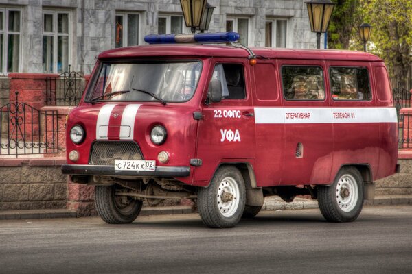 Czerwony strażak UAZ na ulicy w mieście