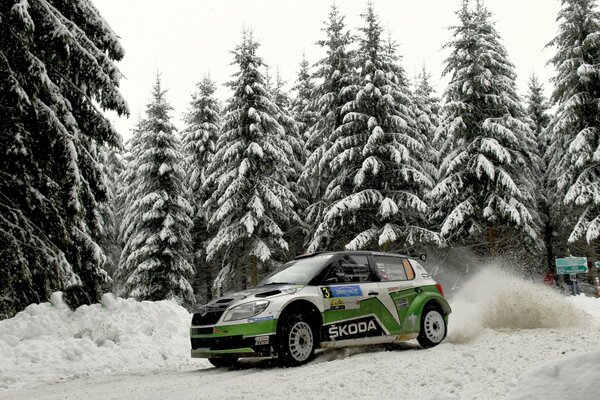 Skoda sport sulla strada innevata alla deriva