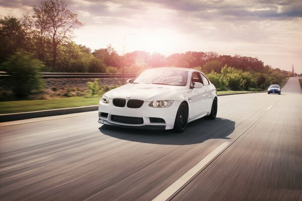 Weißer BMW rast über die Autobahn