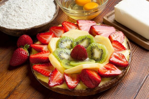 Juicy dessert with kiwi and strawberries