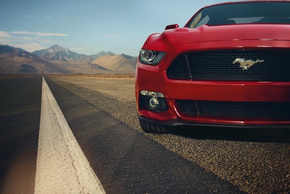 Elegante Mustang rojo con estilo