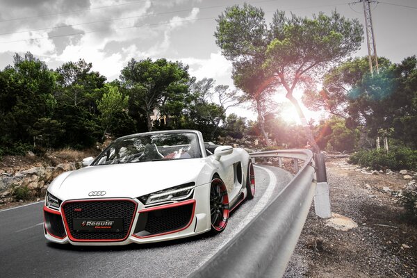 El coche blanco de audi circula por la carretera