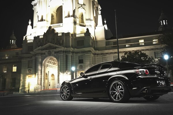 Photo rétro d une voiture Mazda noire dans la rue de nuit