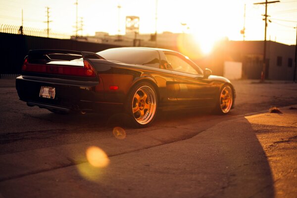 Voiture Honda NSH sur fond de coucher de soleil