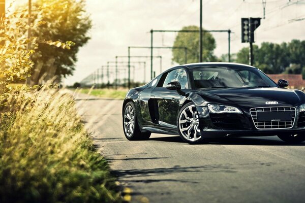 Sportlicher schwarzer Audi R8 auf der Straße