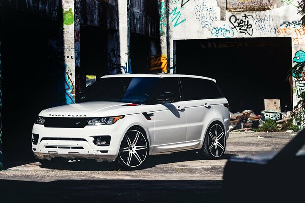 Car wallpaper with a range rover SUV