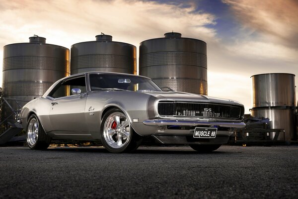 Фото в индустриальном стиле автомобиля chevrolet camaro ss