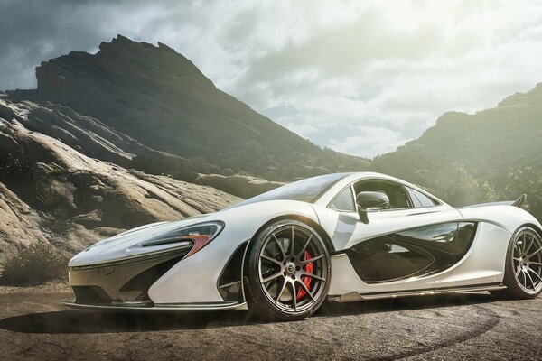 Supercar blanc mclaren sur fond de montagnes