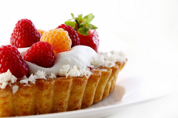 Gâteau à la crème sucrée, décoré de fraises et de framboises, il s avère délicieux avant le dessert