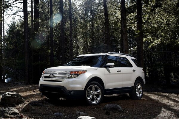 Белый внедорлжник ford explorer