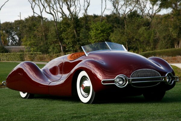 Buick streamliner z 1949 roku w stylu retro w kolorze bordowym, zdjęcie wiejskie