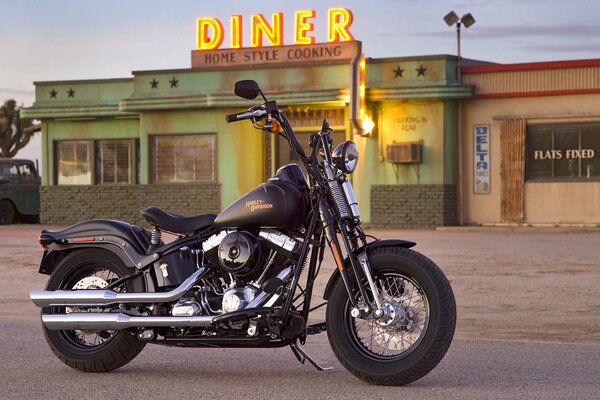 Moto Harley-Davidson garée sur la route