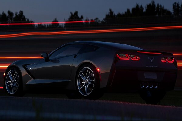 Negro Chevrolet stingray c7. Circuito nocturno