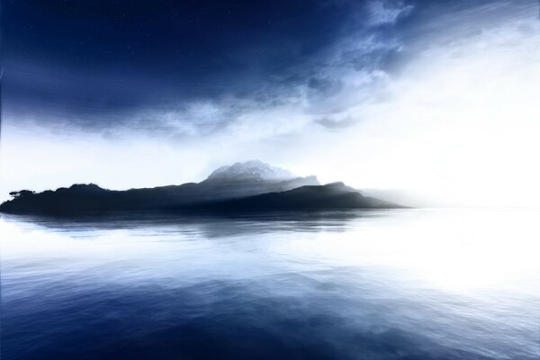 Eine unbewohnte Insel im Meer. Blau