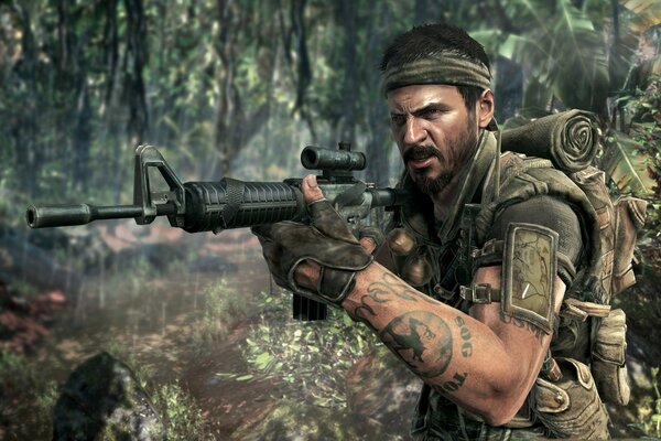 Black ops. Soldat avec des armes dans la jungle