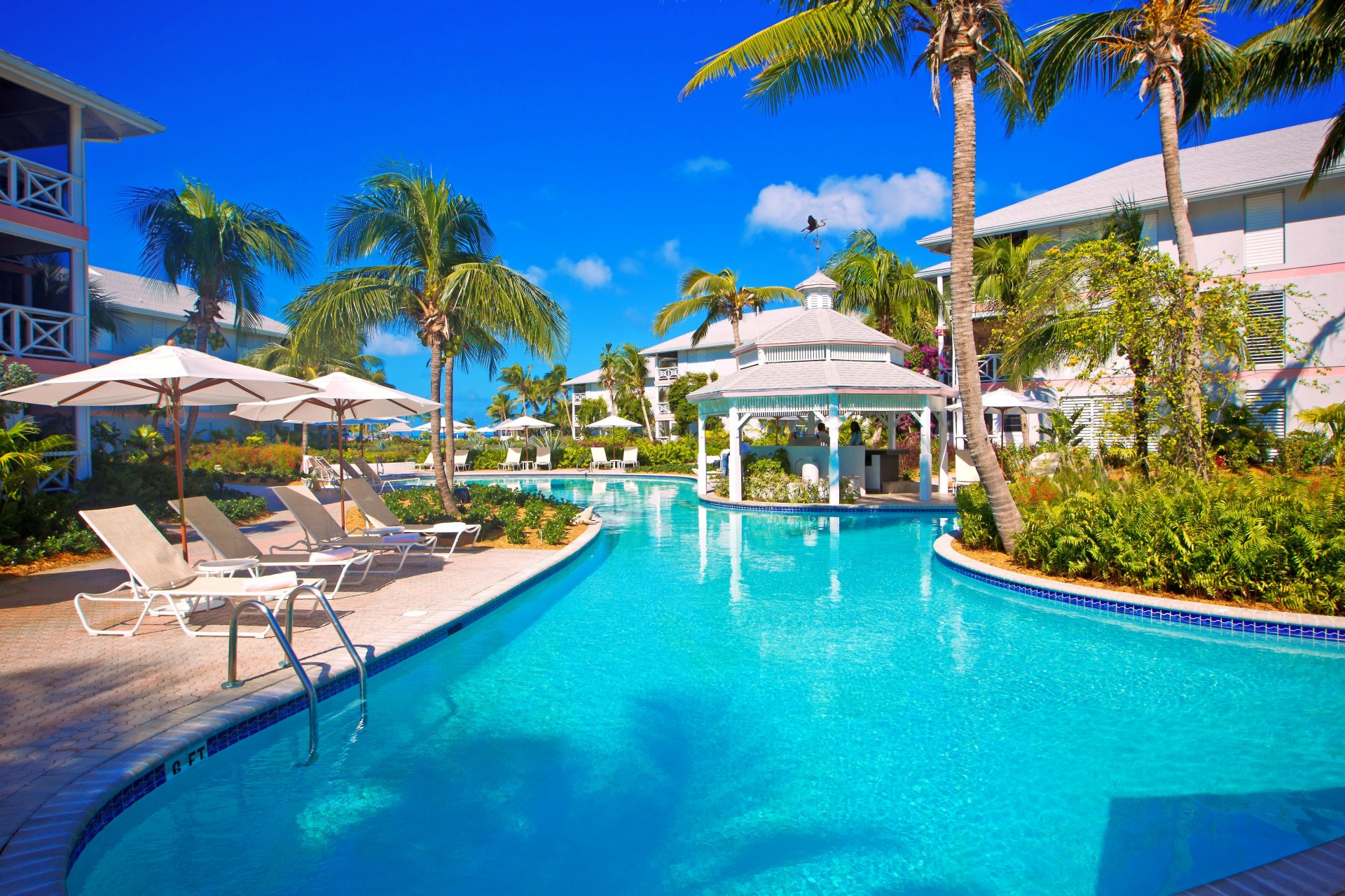 laube himmel pool palmen hotel