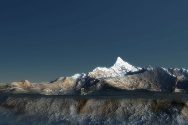 Montañas cubiertas de nieve se reflejan en el agua