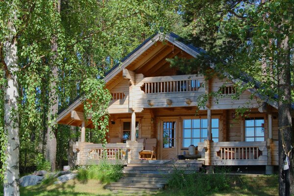 Gemütliches Holzhaus in der Natur