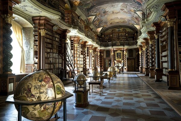 Biblioteca con columnas y muchos libros