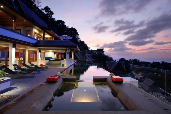 Villa avec piscine. Détente en soirée