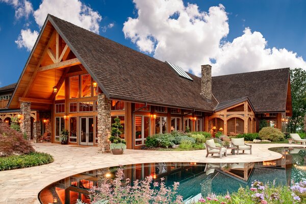 Casa de madera con piscina y puerta de piedra