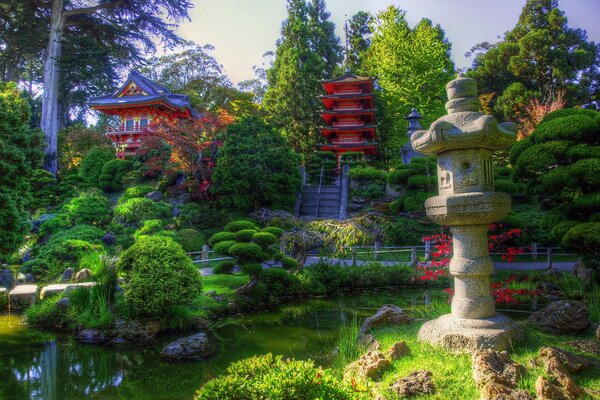 Jardín japonés con un hermoso paisaje pintoresco