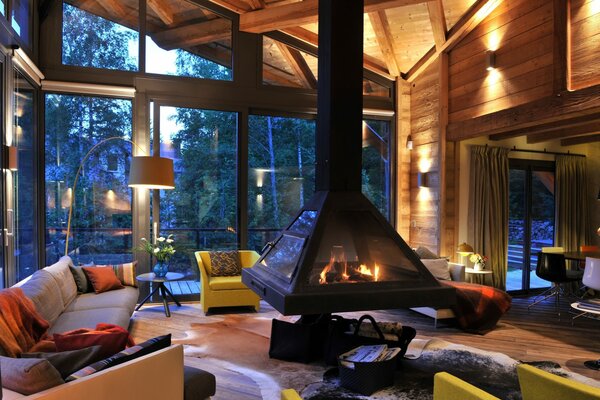 Hermoso interior de la habitación con grandes ventanales y chimenea