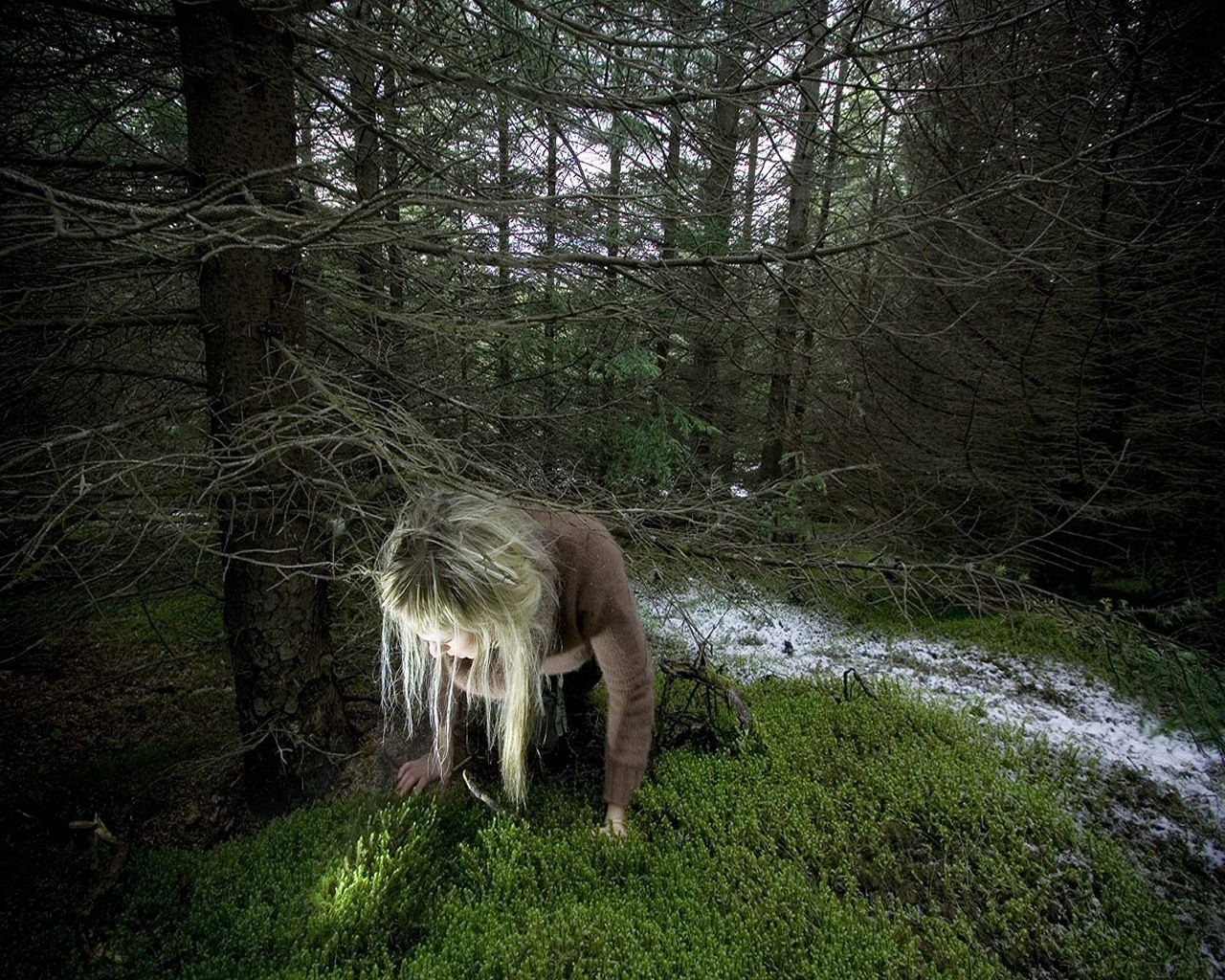 fille perdue arbres forêt