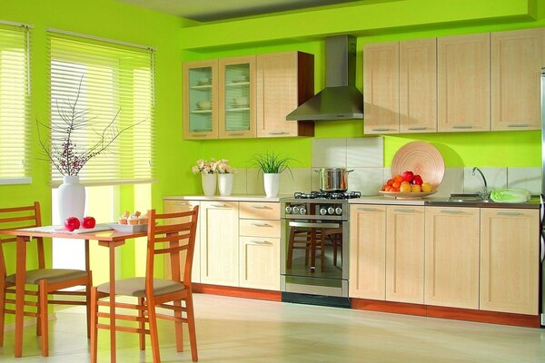 Cocina verde con muebles cómodos