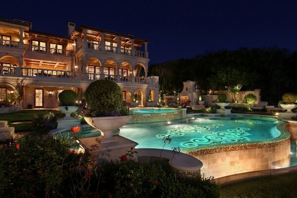 Arquitectura con piscina en la casa por la noche