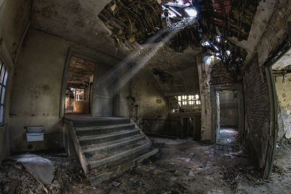 Edificio abandonado con escalones destruidos