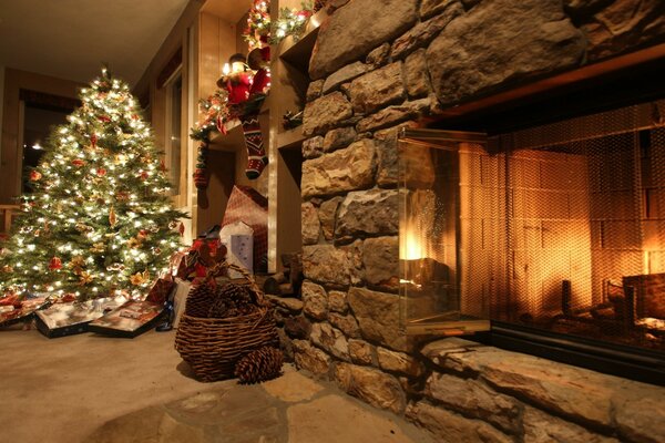 Árbol de Navidad junto a la chimenea en llamas