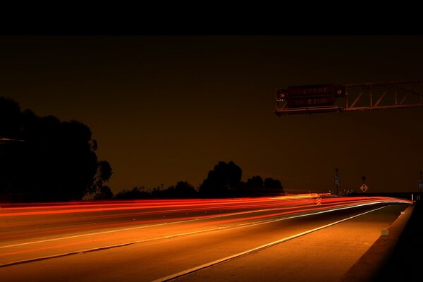 Nächtliche Autobahn unter vielen Lichtern