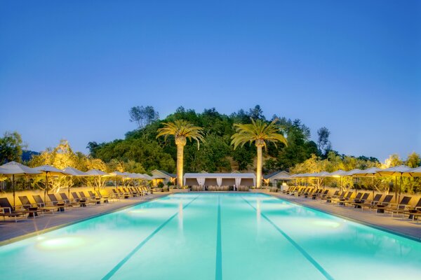 Grande piscina calda tropicale